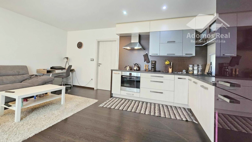 2 - IZBOVÝ BYT - SVIT / KPT. NÁLEPKU