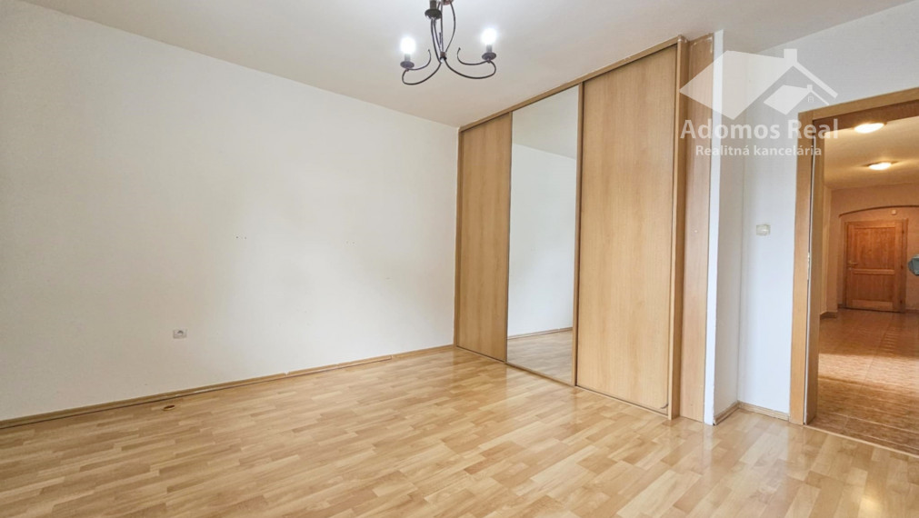 7-IZBOVÝ RODINNÝ DOM S BAZÉNOM - SEČOVSKÁ POLIANKA