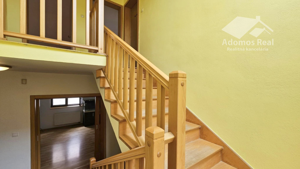 7-IZBOVÝ RODINNÝ DOM S BAZÉNOM - SEČOVSKÁ POLIANKA