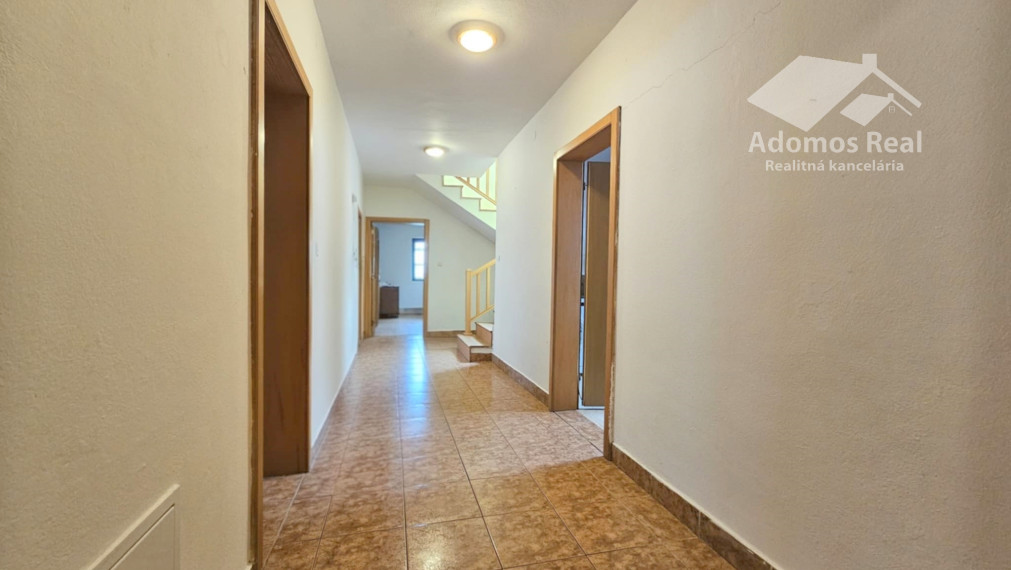 7-IZBOVÝ RODINNÝ DOM S BAZÉNOM - SEČOVSKÁ POLIANKA