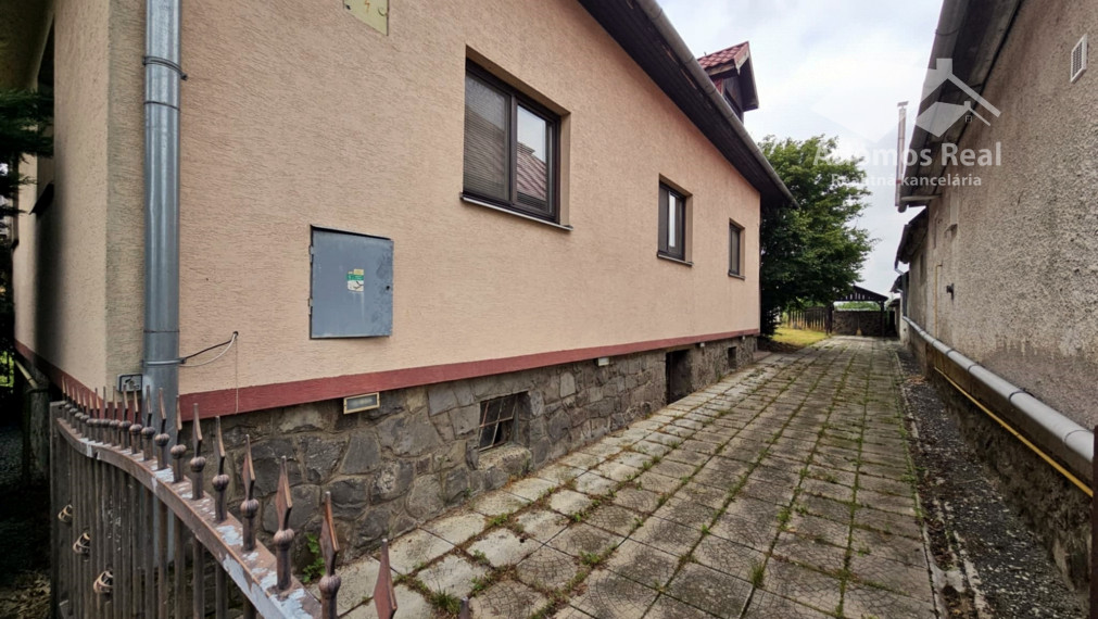 7-IZBOVÝ RODINNÝ DOM S BAZÉNOM - SEČOVSKÁ POLIANKA