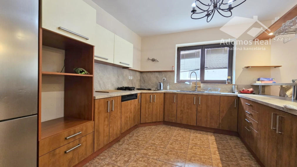 7-IZBOVÝ RODINNÝ DOM S BAZÉNOM - SEČOVSKÁ POLIANKA