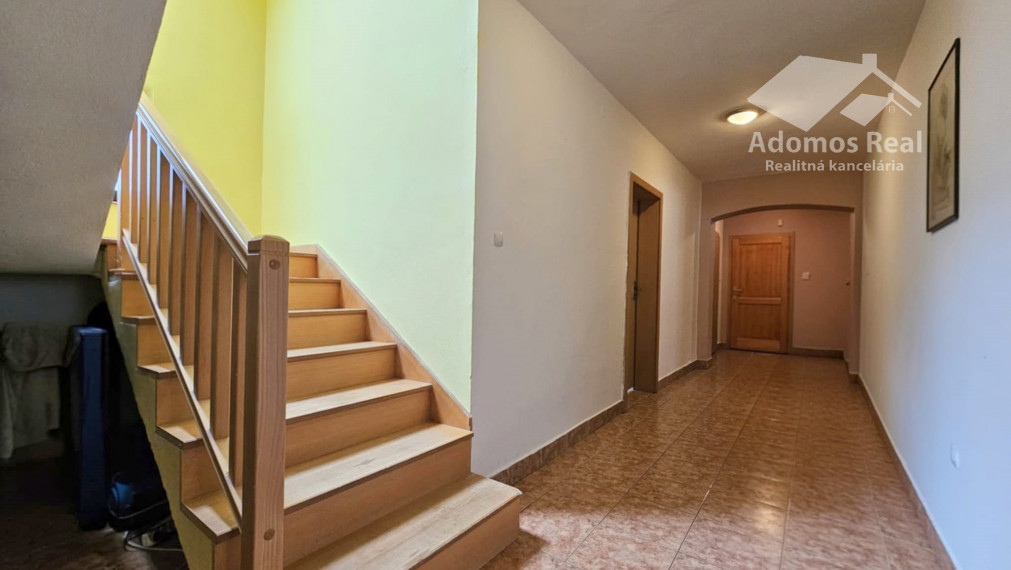 7-IZBOVÝ RODINNÝ DOM S BAZÉNOM - SEČOVSKÁ POLIANKA