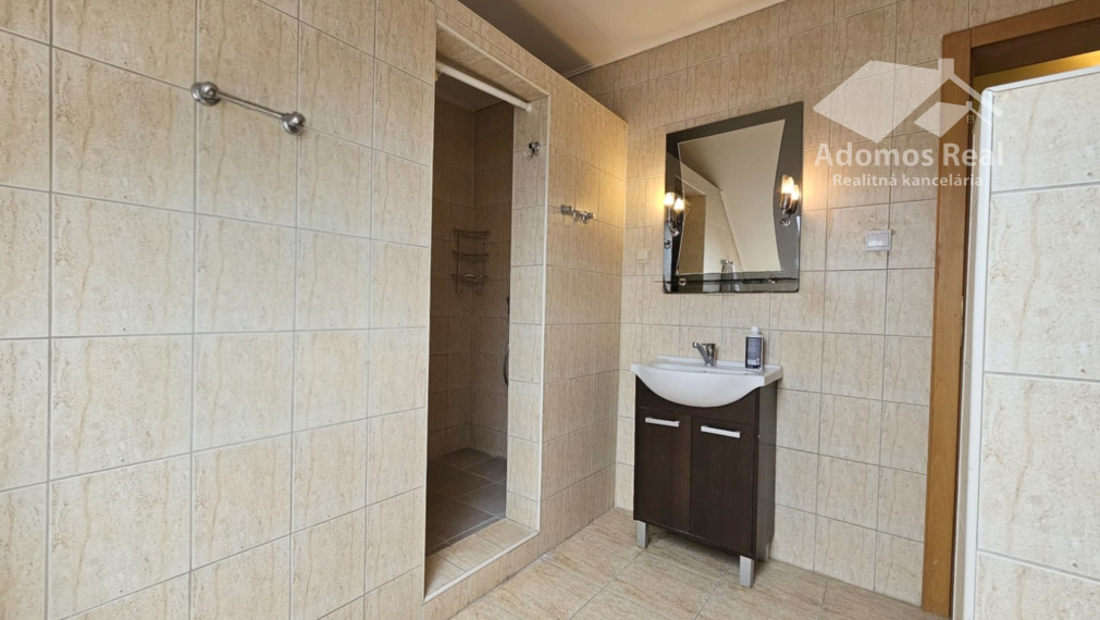 7-IZBOVÝ RODINNÝ DOM S BAZÉNOM - SEČOVSKÁ POLIANKA