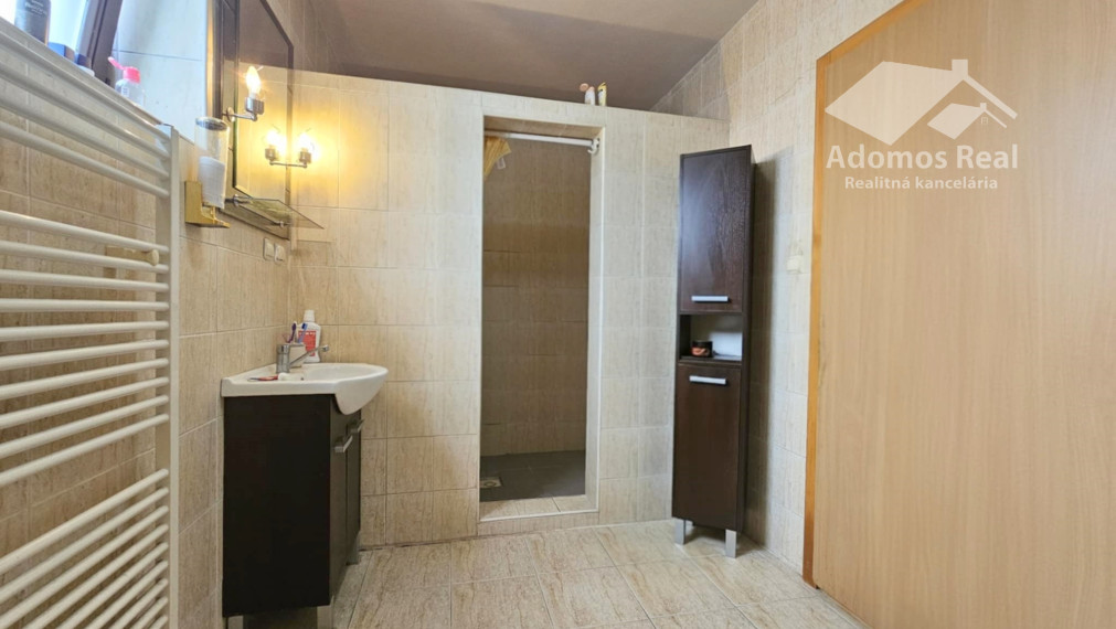 7-IZBOVÝ RODINNÝ DOM S BAZÉNOM - SEČOVSKÁ POLIANKA