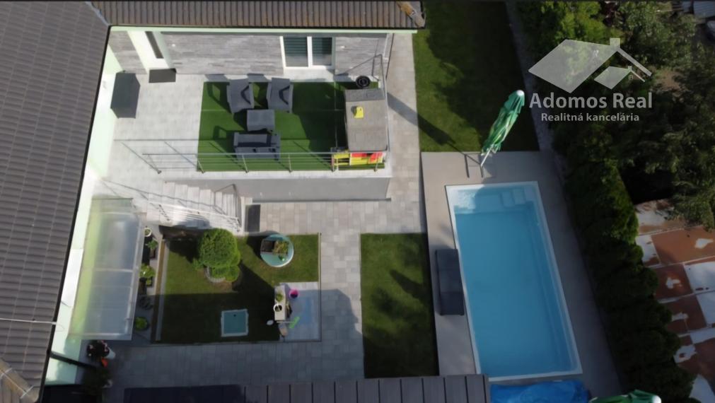 RODINNÝ DOM S BAZÉNOM - KOŠICE OKOLIE / HANISKA